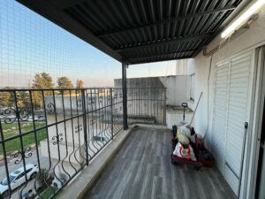 סגירת מרפסת עם רשת נגד יונים