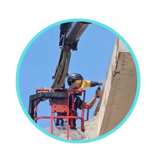 התקנת רשת נגד יונים בבניין משותף בעבודת מנוף סל